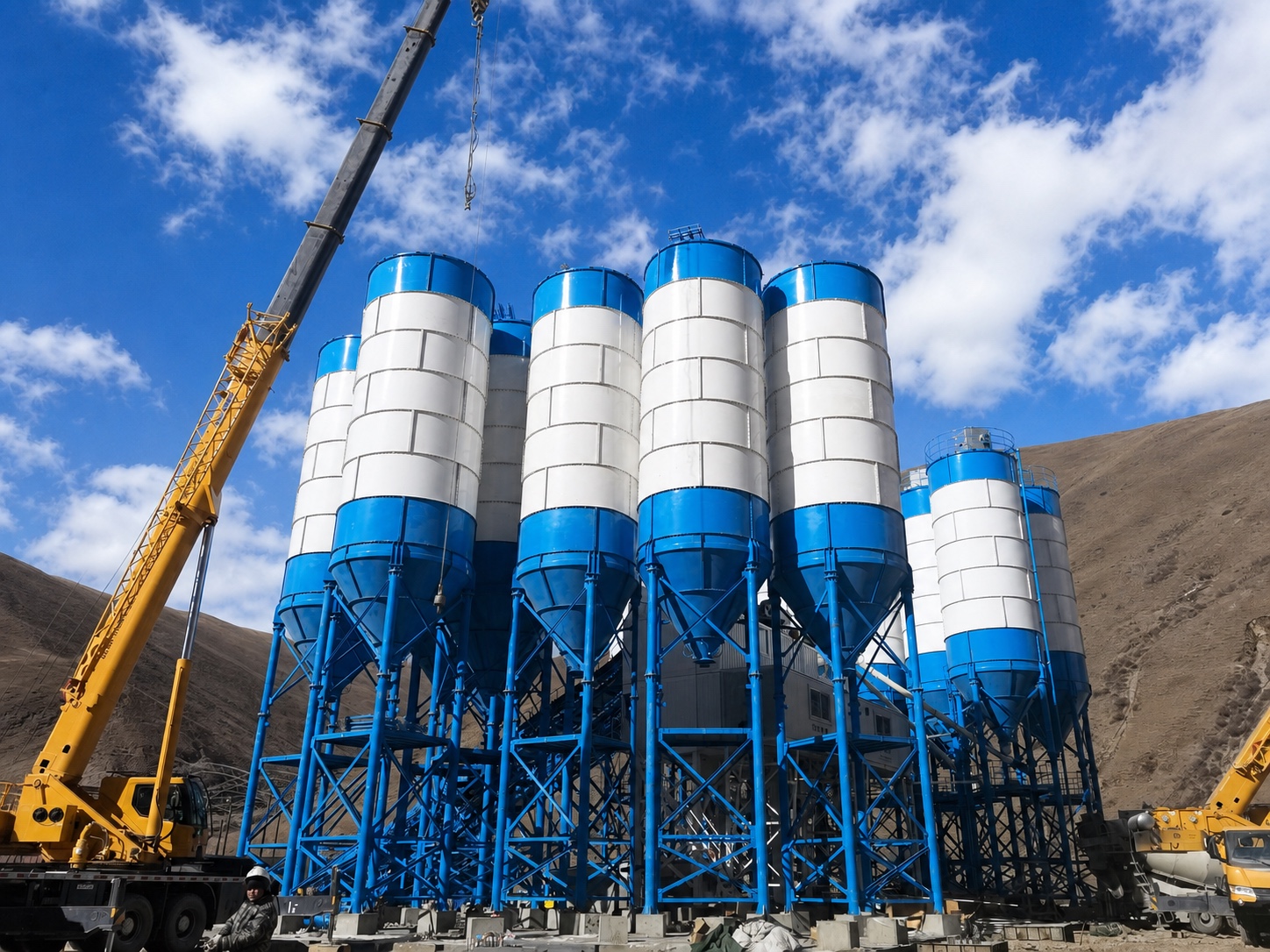 Welded and bolted cement silos at a concrete batching plant