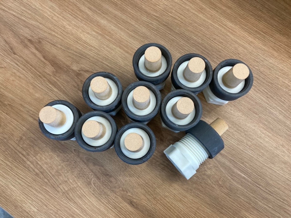 Aeration nozzles for improving dry powder flow in silos