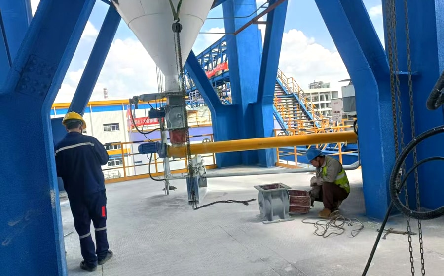 Silo and accessories arrangement for a dry bulk material system
