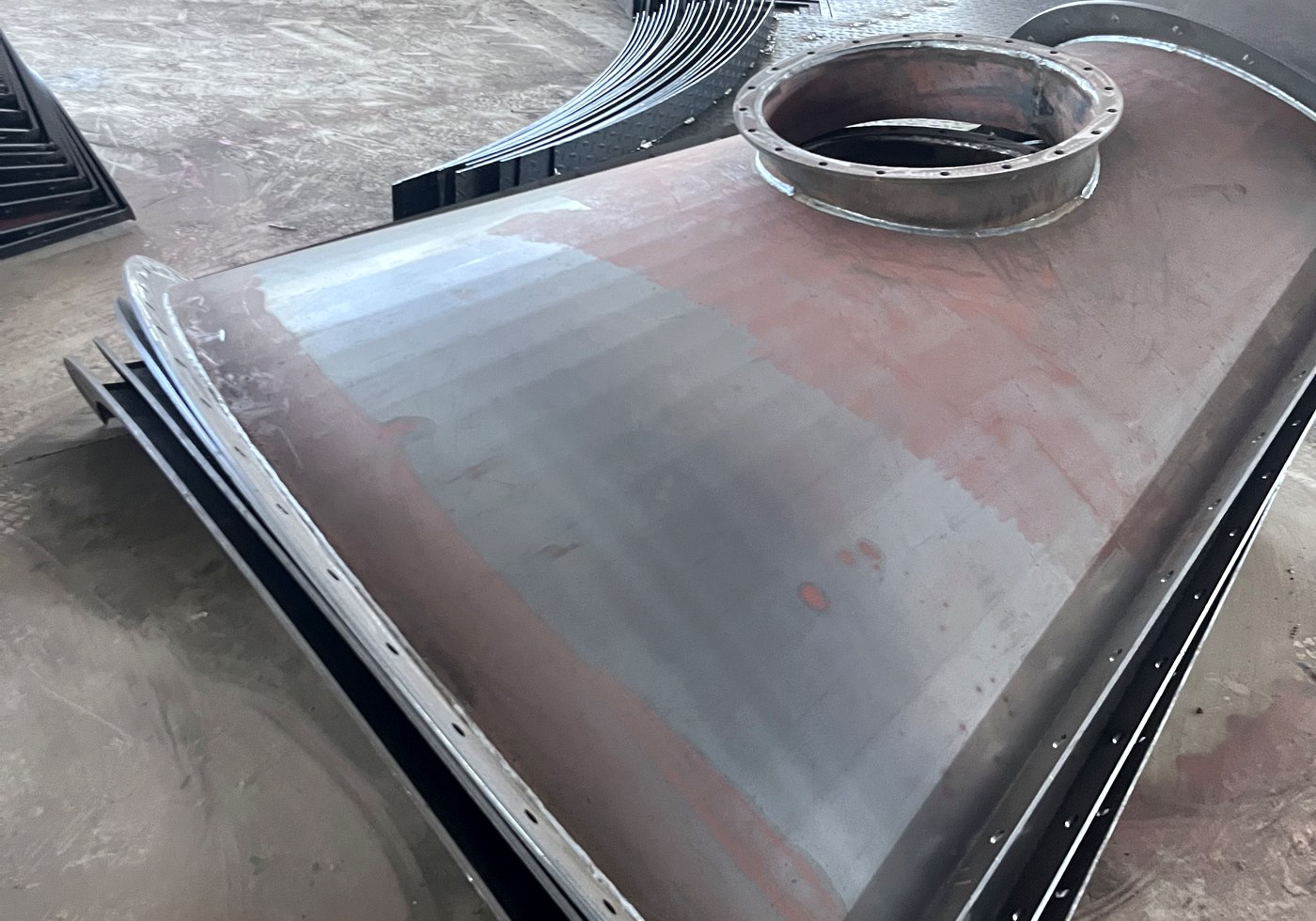 Cement silo cone section with flanged connection and access opening